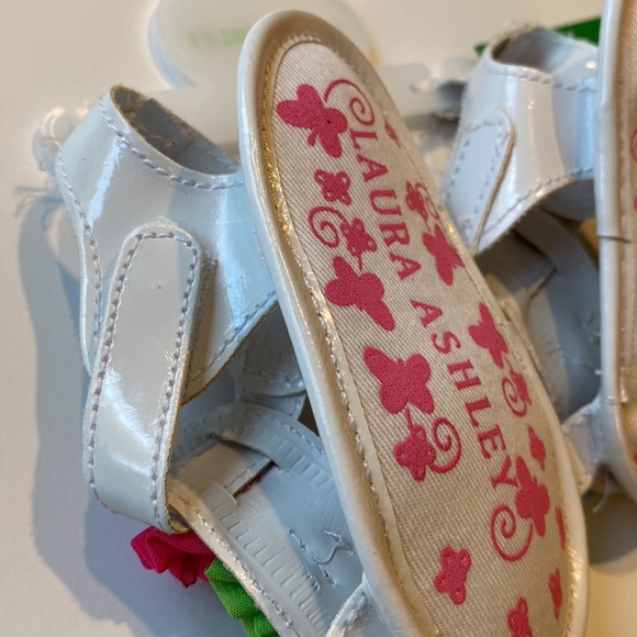 Laura Ashley SZ 2 Open Toe Baby Sandals Flower Shoes New - Picture 4 of 8